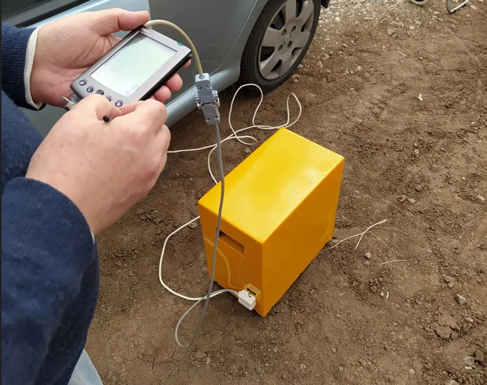 Densímetro para Suelos No Nuclear ChW con controlador y caja de medición en terreno